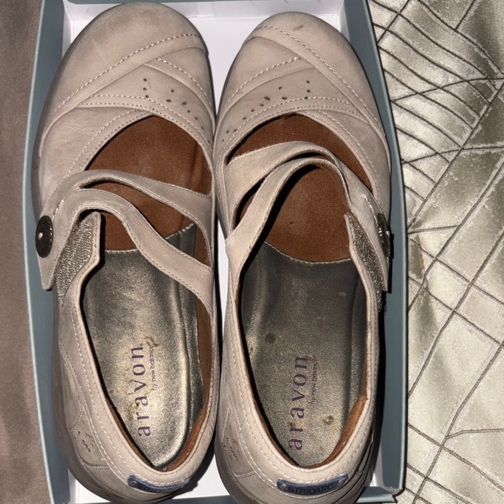 Aravon Women's Shoes - Brown and Tan